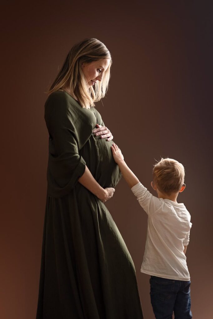 Gravidmamma med sin förväntasfulla son.